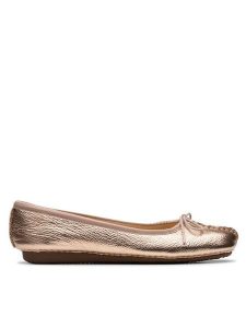 Clarks Baleriny Freckle Ice 26181353 Złoty. Żółte balerinki Clarks, bez wzorów, ze skóry, bez obcasa, bez zapięcia. Za 259,99 zł.