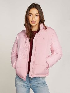 TOMMY JEANS Kurtka zimowa w kolorze jasnoróżowym rozmiar: M. Różowe kurtki Tommy Jeans, na zimę, m, bez wzorów, z jeansu, bez kaptura. Za 439,24 zł.