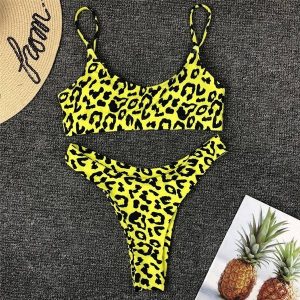 Bikini push-up ze stringami na plażę i basen UV odporne Andriette. Czerwone bikini Intica, bez wzorów, z materiału. W wyprzedaży za 129,00 zł.