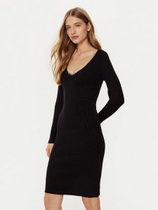 Guess Sukienka dzianinowa W5RK07 Z2YJ2 Czarny Regular Fit. Czarne kombinezony Guess, xl, z aplikacjami, z dzianiny, bez kołnierzyka, bez ramiączek. Za 319,99 zł.
