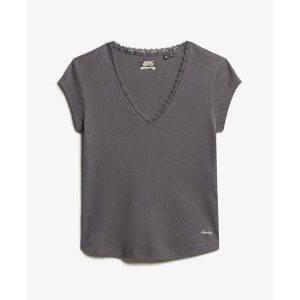 T-shirt z dekoltem w serek z koronkowym wykończeniem dla kobiet Superdry Athleti. Szare t-shirty Superdry, bez wzorów, z koronki, bez kołnierzyka, bez ramiączek. W wyprzedaży za 121,10 zł.