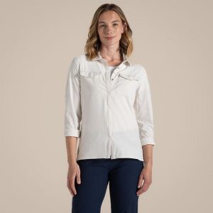 Koszula trekkingowa damska Craghoppers NosiLife Pro Long Sleeved Shirt III. Białe koszule Craghoppers, bez wzorów, bez kołnierzyka, bez ramiączek. Za 389,99 zł.