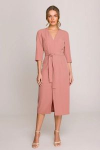 Elegancka sukienka midi z dekoltem V i rozcięciem różana. Czerwone sukienki Stylove, do pracy, na lato, uniwersalny, bez wzorów, z elastanu, biznesowe, bez kołnierzyka, dla wysokich, bez ramiączek, midi, dopasowane. Za 429,00 zł.