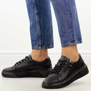 Czarne skórzane półbuty damskie na platformie Jezzi 18-20. Czarne półbuty Jezzi, na jesień, bez wzorów, z jeansu, bez obcasa, na platformie, bez zapięcia. Za 249,00 zł.