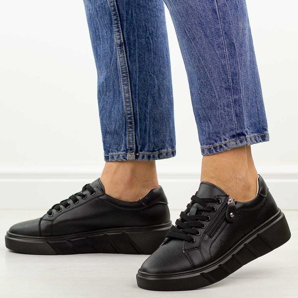 Czarne skórzane półbuty damskie na platformie Jezzi 18-20. Czarne półbuty Jezzi, na jesień, bez wzorów, z jeansu, bez obcasa, na platformie, bez zapięcia. Za 249,00 zł.