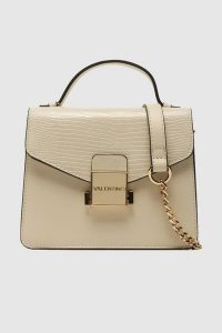 VALENTINO Mały ecru kuferek z logo carrie satchel. Brązowe kuferki Valentino by Mario Valentino, bez wzorów, bez dodatków. W wyprzedaży za 359,99 zł.