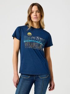 WRANGLER DAMSKA KOSZULKA WRANGLER GRAPHIC TEE NAVY 112356432. Niebieskie bluzki Wrangler, l, bez wzorów, bez kołnierzyka, bez ramiączek. Za 89,99 zł.