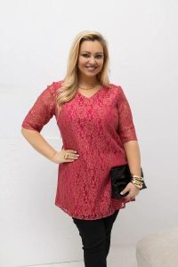 Malinowa tunika wizytowa Larise z eleganckiej koronki PLUS SIZE XXL OVERSIZE WIOSNA. Różowe tuniki Moda Size Plus Iwanek, do pracy, na wiosnę, plus size, bez wzorów, z elastanu, biznesowe, bez kołnierzyka, plus size, bez ramiączek. Za 199,90 zł.
