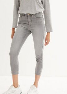 Jeansy o kroju skinny 7/8 z wygodnym stretchem. Szare jeansy bonprix, bez wzorów, z jeansu. Za 82,99 zł.