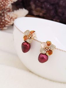 Pierres de Jade Pozłacane kolczyki-wkrętki z cyrkoniami rozmiar: onesize. Czerwone kolczyki Pierres de Jade, z cyrkonią, pozłacane. Za 104,64 zł.