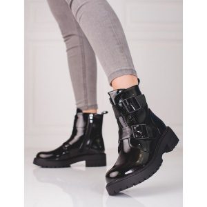 Czarne workery damskie ze sprzączkami. Czarne botki bez wzorów, bez obcasa, bez zapięcia. Za 245,97 zł.