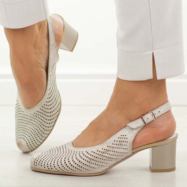 Złote przec. skórzane Polskie czółenka damskie Deoni D136. Żółte czółenka Deoni, w ażurowe wzory, ze skóry, bez obcasa, na obcasie, bez zapięcia. Za 429,00 zł.