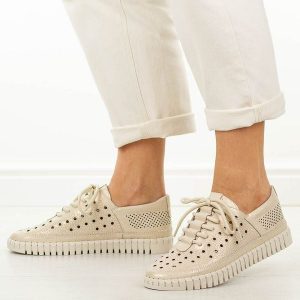 Złote skórzane półbuty damskie Potocki 19431. Żółte półbuty POTOCKI, na jesień, w ażurowe wzory, z jeansu, bez obcasa, na płaskiej podeszwie, bez zapięcia. Za 229,00 zł.