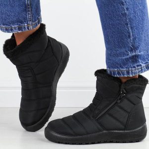 Czarne zimowe wodoodporne śniegowce damskie Jezzi 74853. Czarne buty zimowe Jezzi, z jeansu, bez obcasa, na płaskiej podeszwie, bez zapięcia. Za 149,00 zł.