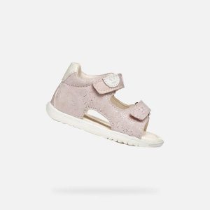 Sandały Geox Model B Sandal Macchia Gir Kolor Rose. Białe sandały Geox, bez wzorów, ze skóry, bez obcasa, bez zapięcia. Za 228,99 zł.