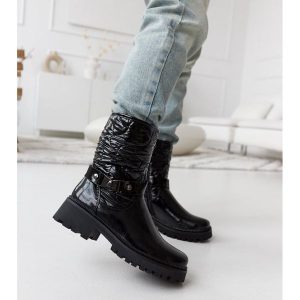 Czarne lakierowane buty z ozdobnym paskiem Lido. Czarne botki na zimę, z aplikacjami, z lakierowanej skóry, z okrągłym noskiem, za kostkę, bez obcasa, na obcasie, bez zapięcia. Za 118,17 zł.