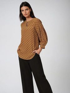 Marks & Spencer Bluzka w kolorze karmelowo-różowym rozmiar: 36. Brązowe bluzki Marks & Spencer, bez wzorów, z wiskozy, bez kołnierzyka, bez ramiączek. Za 92,42 zł.