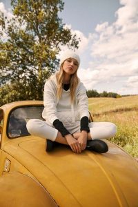 Bluza kangruka z kapturem. Białe bluzy MOODO, xs, bez wzorów, z bawełny, z kapturem. W wyprzedaży za 51,99 zł.