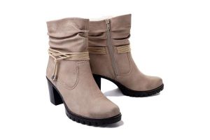 RIEKER Y2591-60 beige, botki damskie. Brązowe botki Rieker, na zimę, bez wzorów, bez obcasa, na obcasie, bez zapięcia. Za 329,90 zł.