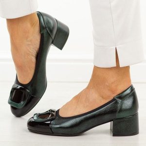 Zielone czółenka damskie na obcasie Potocki 12807. Zielone czółenka POTOCKI, z aplikacjami, ze skóry, z okrągłym noskiem, bez obcasa, na obcasie, bez zapięcia. Za 199,00 zł.