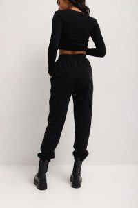 Spodnie dresowe w kolorze TOTALLY BLACK - JOLLY-M. Czarne spodnie dresowe Marsala, m, bez wzorów, z bawełny. Za 249,90 zł.