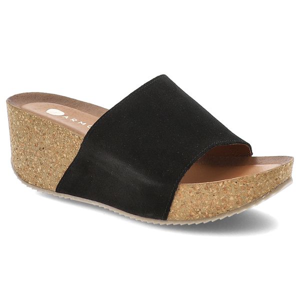 Klapki damskie Armdo, zamszowe na koturnie z miękkimi wkładkami, czarny, 40311-W. Czarne klapki Armodo, bez wzorów, z zamszu, bez obcasa, na koturnie. Za 209,00 zł.