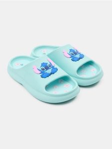 Klapki z gumową aplikacją Stitch - zielony. Zielone klapki Sinsay, z aplikacjami, z gumy, bez obcasa. Za 39,99 zł.