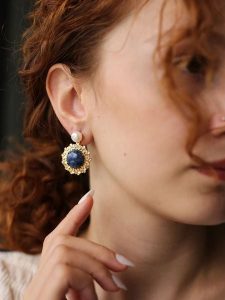 L'Atelier de Gaia Pozłacane kolczyki-wkrętki z szafirem i perłami rozmiar: onesize. Niebieskie kolczyki L'Atelier de Gaia, z perłą, pozłacane. Za 39,99 zł.