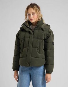 LEE PUFFER JACKET DAMSKA KURTKA ZIMOWA SERPICO GREEN L56VMMOJ 112113117. Zielone kurtki Lee, na zimę, l, bez wzorów, bez kaptura. Za 359,99 zł.