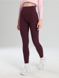 Prążkowane legginsy - czerwony. Czerwone legginsy Sinsay, bez wzorów, prążkowane. Za 39,99 zł.