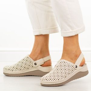 Beżowe klapki damskie na koturnie Vinceza 85206. Brązowe klapki VINCEZA, bez wzorów, z jeansu, bez obcasa, na koturnie. Za 139,00 zł.