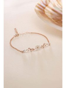 Lodie Silver Pozłacana bransoletka z elementem ozdobnym - dł. 17 cm rozmiar: onesize. Szare bransoletki Lodie Silver, z cyrkonią, pozłacane. Za 113,99 zł.