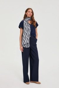 Szal w roślinny wzór granatowy. Niebieskie szaliki MOODO, bez wzorów, z poliesteru. Za 59,99 zł.