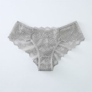 Figi bezszwowe z koronką na co dzień i specjalne okazje Levana. Czerwone figi Intica, bez wzorów, z koronki. Za 59,00 zł.