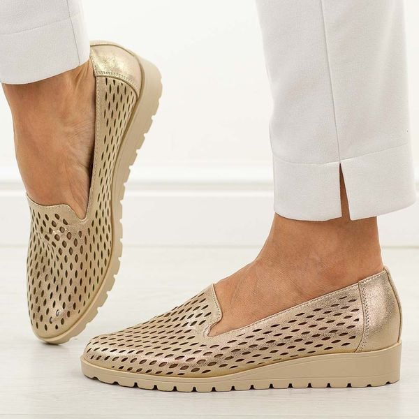 Złote ażurowe półbuty damskie Jezzi 1628-23. Żółte półbuty Jezzi, na jesień, w ażurowe wzory, z jeansu, bez obcasa, na koturnie, bez zapięcia. Za 189,00 zł.