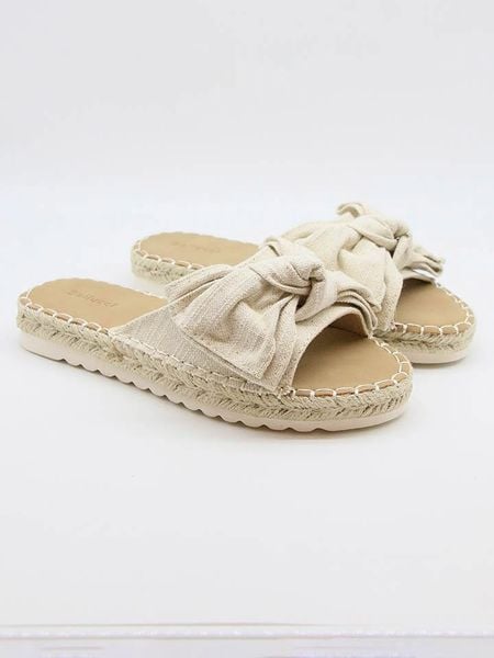 Bellucci Klapki w kolorze beżowym rozmiar: 40. Brązowe klapki Bellucci, bez wzorów, z otwartym noskiem, bez obcasa. Za 83,03 zł.