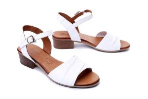 PIAZZA 910853-3 weiss, sandały damskie. Białe sandały Piazza, bez wzorów, ze skóry, bez obcasa, na obcasie, bez zapięcia. Za 209,93 zł.