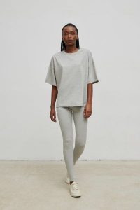 Legginsy z cienkiej prążkowanej dzianiny w kolorze GREY - HIPS LIGHT-XL. Szare legginsy Marsala, bez wzorów, z bawełny. W wyprzedaży za 59,97 zł.