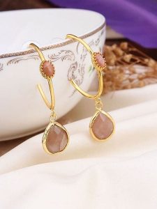 L'Atelier de Gaia Pozłacane kolczyki-półkreole z kamieniami słonecznymi rozmiar: onesize. Różowe kolczyki L'Atelier de Gaia, pozłacane. Za 91,77 zł.