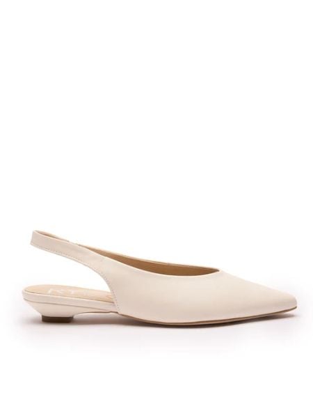 Kremowe czółenka slingback w szpic. Brązowe czółenka Ryłko, bez wzorów, ze skóry, bez obcasa, na płaskiej podeszwie, bez zapięcia. Za 379,99 zł.