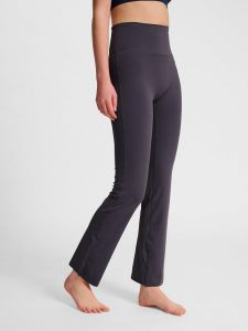 Spodnie legginsy z wysokim stanem dla kobiet Hummel. Brązowe legginsy Hummel, bez wzorów, z elastanu, z podwyższonym stanem. Za 227,50 zł.