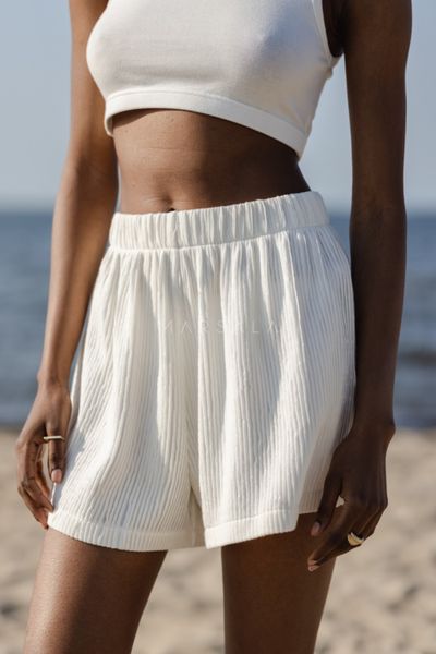 Szorty z plisowanej BAWEŁNY w kolorze VANILA PUDING -SHELLY. Białe szorty Marsala, bez wzorów, z bawełny. W wyprzedaży za 68,97 zł.