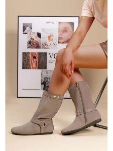 C'M Botki w kolorze beżowym rozmiar: 38. Brązowe botki C'M, bez wzorów, bez obcasa, bez zapięcia. Za 130,99 zł.