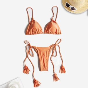 Bikini ze sznureczkami na plażę i basen Izeta. Bikini Intica, bez wzorów, z materiału. Za 149,00 zł.