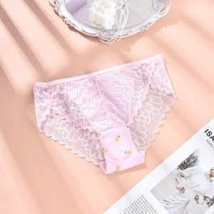 Figi z koronką klasyczny krój dla codziennej elegancji Erike. Czarne figi Intica, bez wzorów, z koronki. W wyprzedaży za 69,00 zł.