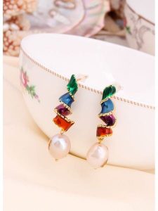 L'Atelier de Gaia Pozłacane kolczyki z perłami rozmiar: onesize. Białe kolczyki L'Atelier de Gaia, z perłą, pozłacane. Za 43,99 zł.