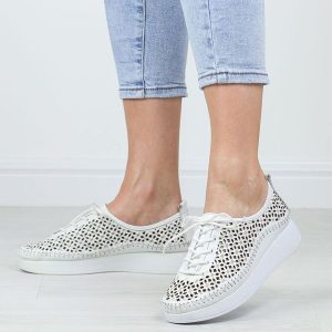 Białe skórzane półbuty damskie T.Sokolski 714. Białe półbuty Sokolski, na lato, w ażurowe wzory, z materiału, bez obcasa, bez zapięcia. Za 259,00 zł.