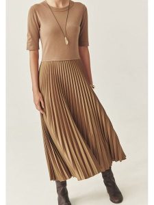 TATUUM Sukienka w kolorze jasnobrązowym rozmiar: 40. Brązowe sukienki Tatuum, bez wzorów, bez kołnierzyka, bez ramiączek, maxi. Za 239,86 zł.