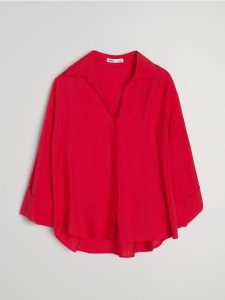 Wiskozowa koszula - czerwony. Czerwone koszule Sinsay, l, bez wzorów, z wiskozy, bez kołnierzyka, bez ramiączek. Za 39,99 zł.