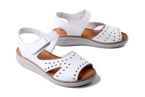 ARTIKER RELAKS 56C2509 biały, sandały damskie. Białe sandały Artiker Relaks, bez wzorów, bez obcasa, na koturnie, bez zapięcia. Za 167,93 zł.